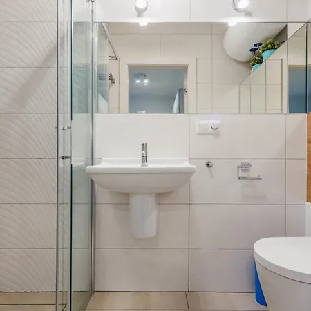 Daire Marynarska, Sun & Snow *